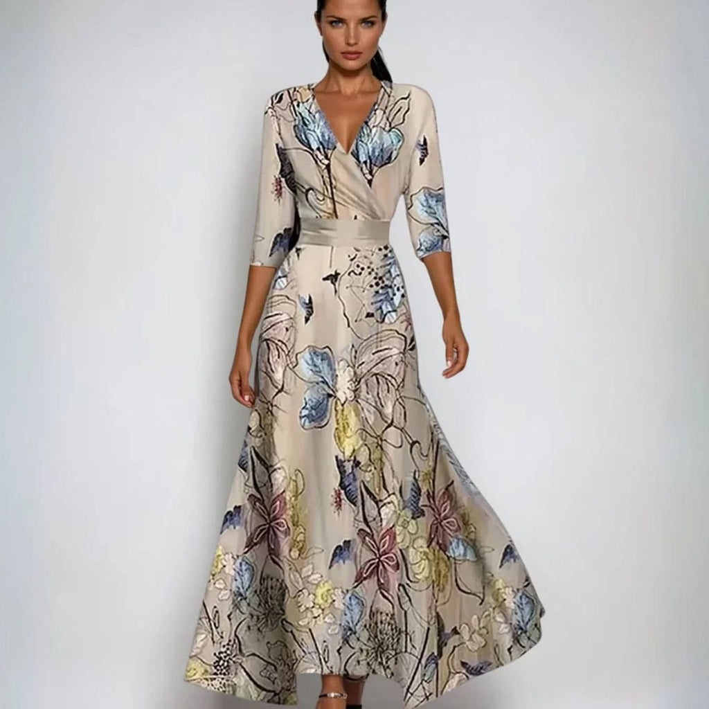 Vestido floral maxi combinado con sandalias para un look de fiesta