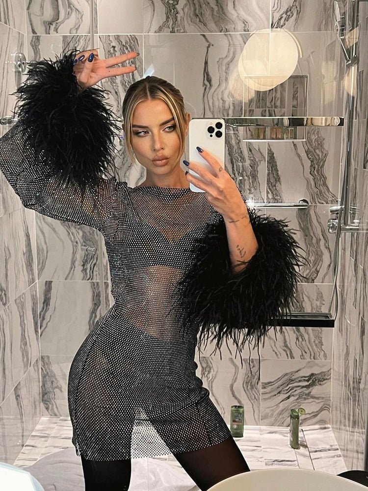 Sofía | Mini Vestido de Cóctel Brillante para Mujer con Mangas Largas y Puños de Plumas - Noa Lagos
